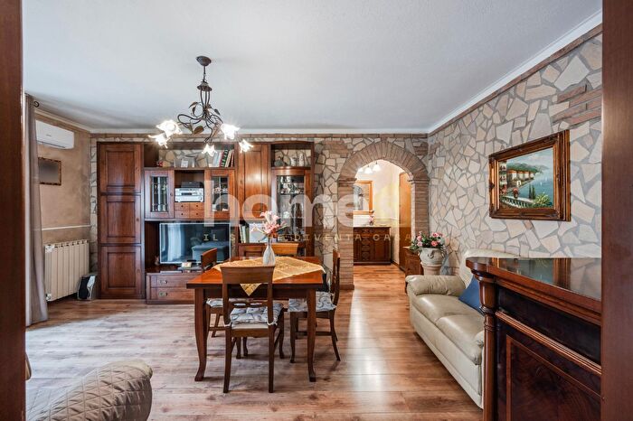 Appartamento trilocale in vendita in Via Selvino Folloni, Reggio Emilia