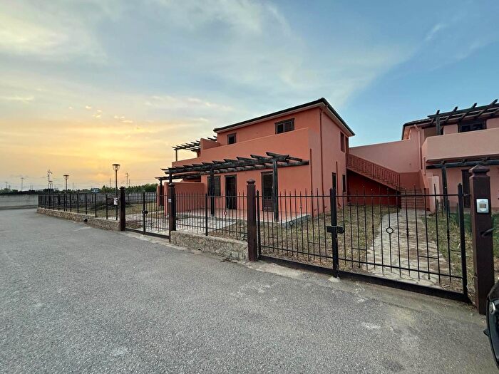 Casa bilocale in vendita in Campofelice Di Roccella