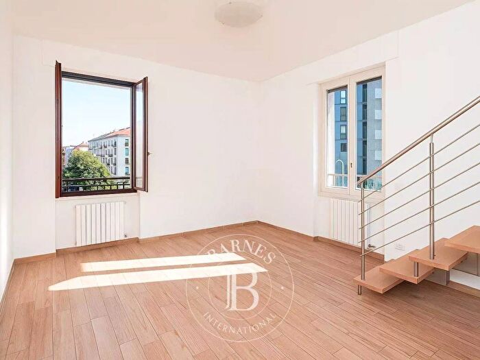 Appartamento trilocale in affitto in Via Ugo Bassi, Isola, Milano