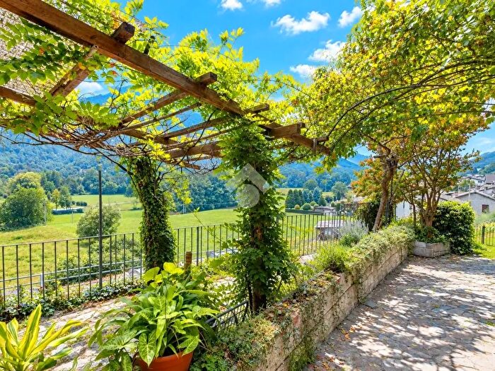 Casa con 7 locali in vendita in Via Saret, Villar Pellice