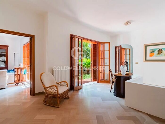 Casa con 16 locali in vendita in Via Monsignor Pendinelli, Galatina