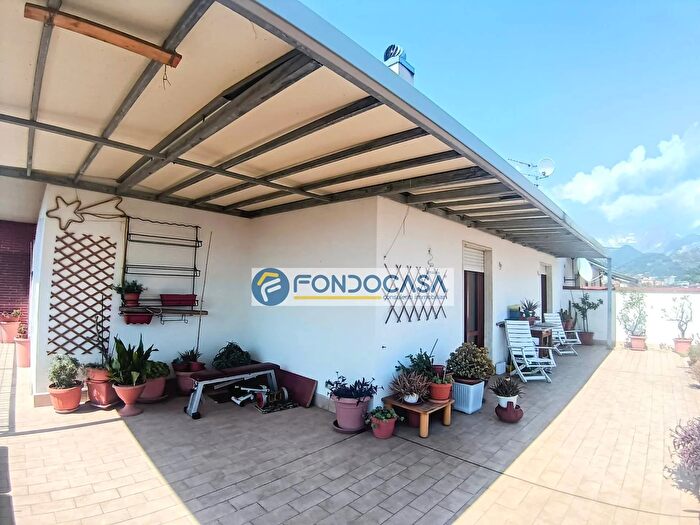 Appartamento con 6 locali in vendita in Viale XX Settembre, Carrara