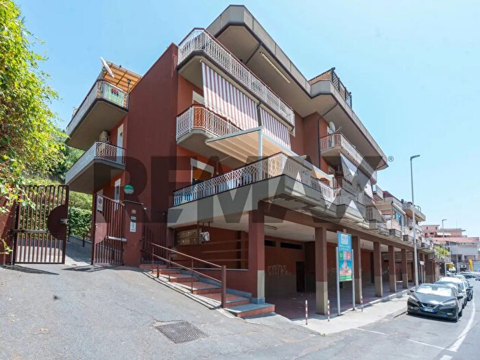 Appartamento con 6 locali in vendita in Via dell'Autonomia, Gravina Di Catania