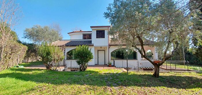 Casa con 6 locali in vendita in Largo Renato Guttuso Genzano di Roma, Genzano Di Roma
