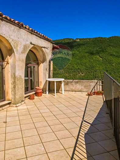 Casa con 14 locali in vendita in Piazza Vittorio Emanuele III, Castel San Vincenzo