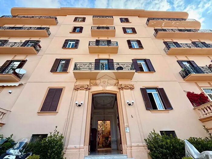 Appartamento trilocale in affitto in Via Torquato Tasso, Napoli