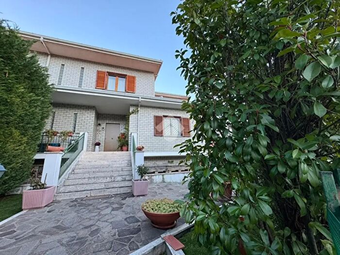 Casa con 9 locali in vendita in Via Giuseppe Verdi, Mendicino