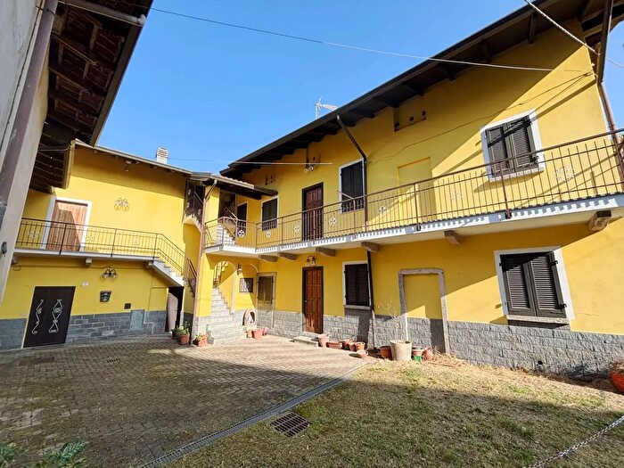 Casa con 6 locali in vendita in Carlo Cattaneo, Agrate Conturbia