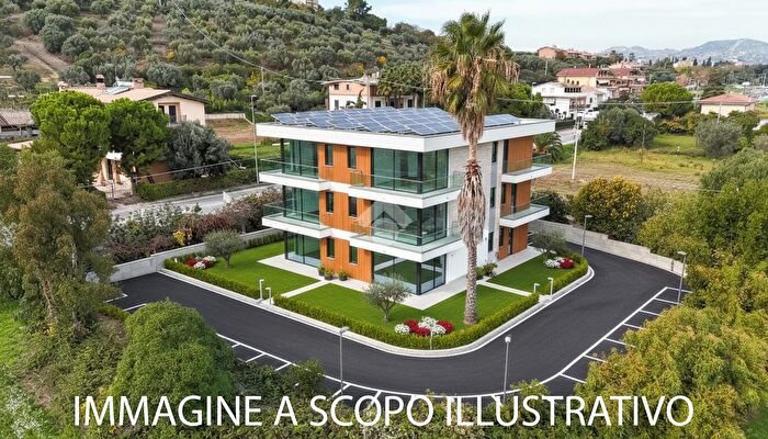 Casa con 7 locali in vendita in Via Abruzzo, Alba Adriatica