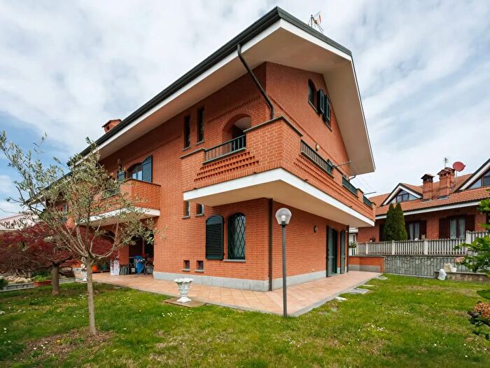 Casa con 9 locali in vendita in Via Giacomo Puccini, La Loggia