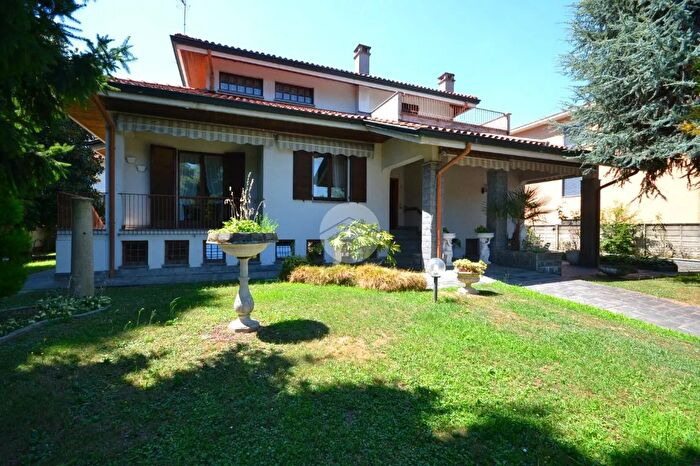 Casa con 6 locali in vendita in Via Pisani, Vittuone