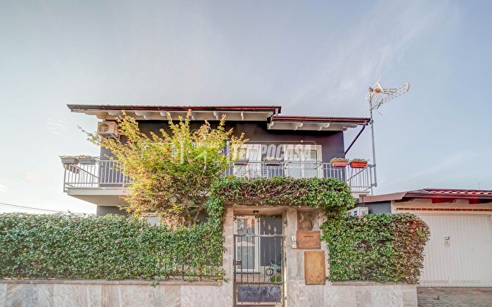 Casa quadrilocale in vendita in Via Borgomanero, GatticoVeruno