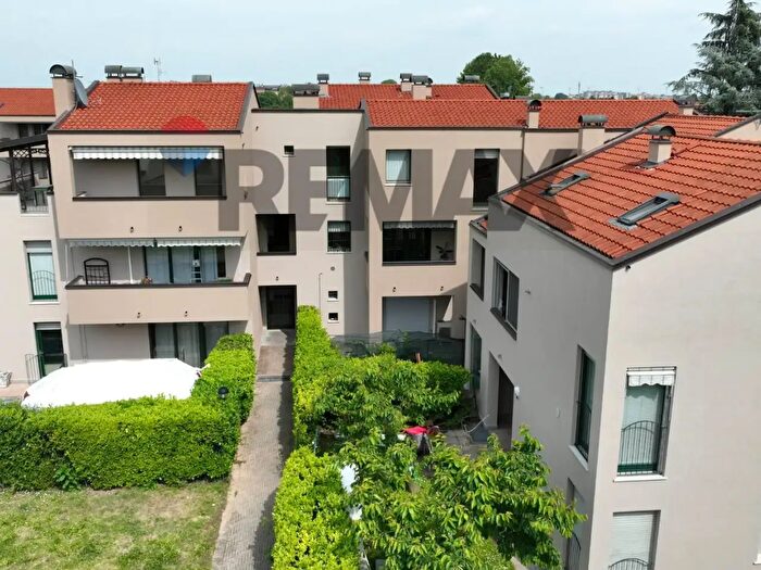 Appartamento trilocale in vendita in Via Ospitaletto, Bollate