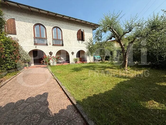 Casa con 6 locali in vendita in Pontedera