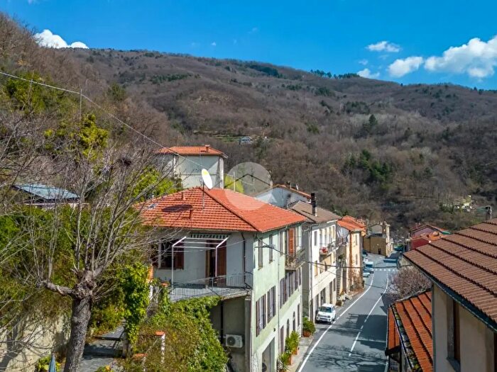 Appartamento con 6 locali in vendita in Via Roma, Pornassio