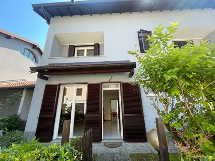 Casa con 5 locali in vendita in Via del Capricorno, Angera
