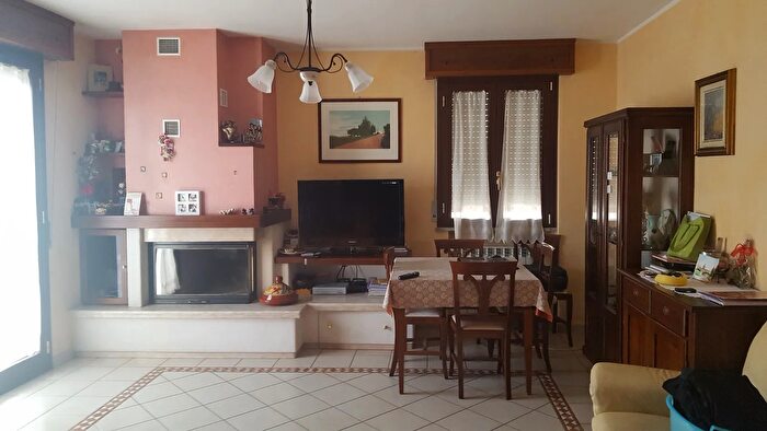 Casa con 8 locali in vendita in Tavullia