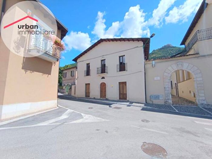 Casa con 6 locali in vendita in Piazza Umberto Primo, Barete