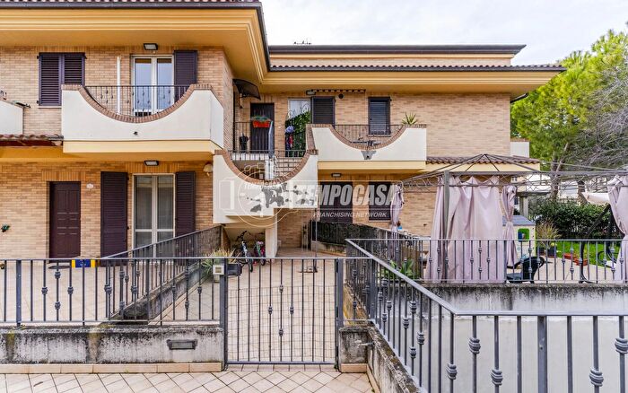 Appartamento quadrilocale in vendita in Via Don Mauro Natali, Montecosaro