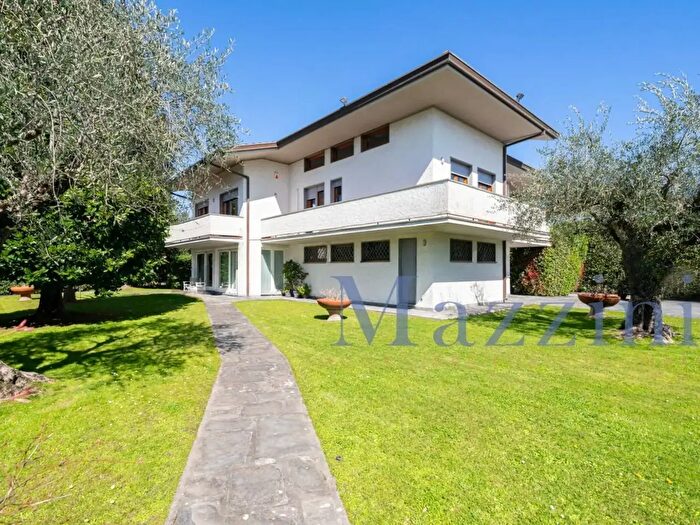 Casa con 15 locali in vendita in Via Allende, Forte Dei Marmi