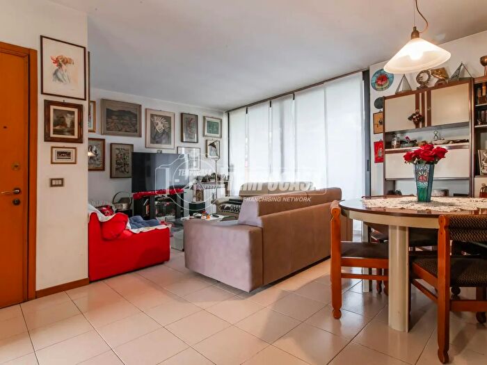 Appartamento trilocale in vendita in Via Francesco Petrarca, Saronno