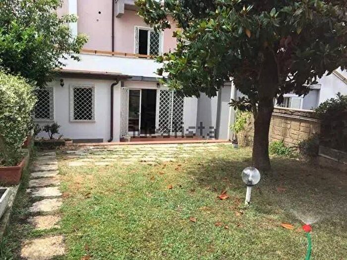 Appartamento trilocale in affitto in Via Stesicoro, Axa, Roma