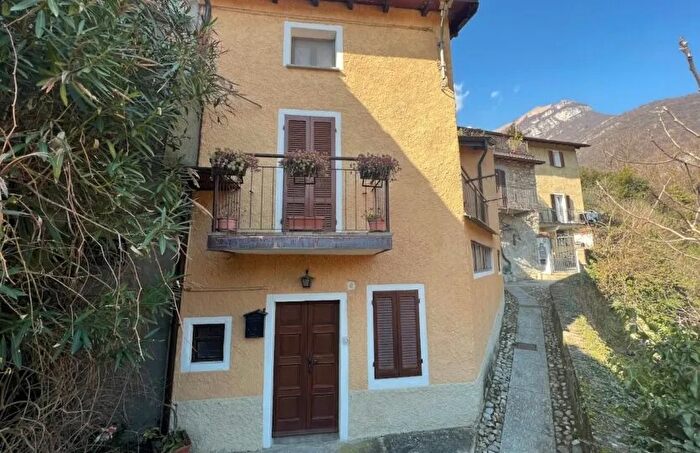 Casa con 5 locali in vendita in Tremezzina