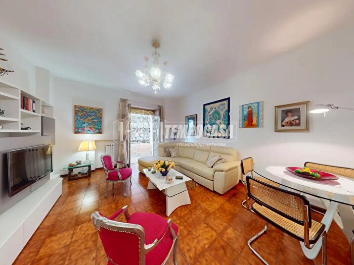 Appartamento con 5 locali in vendita in Via Gaspare Papatodero, Lecce