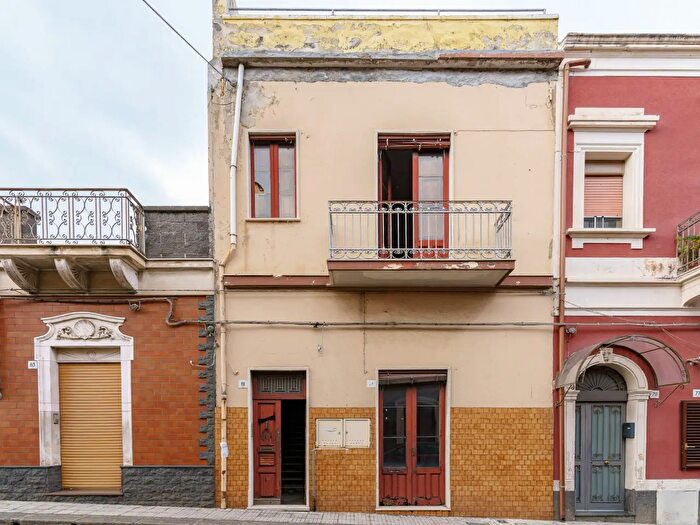 Casa con 6 locali in vendita in Via Etna, Riposto