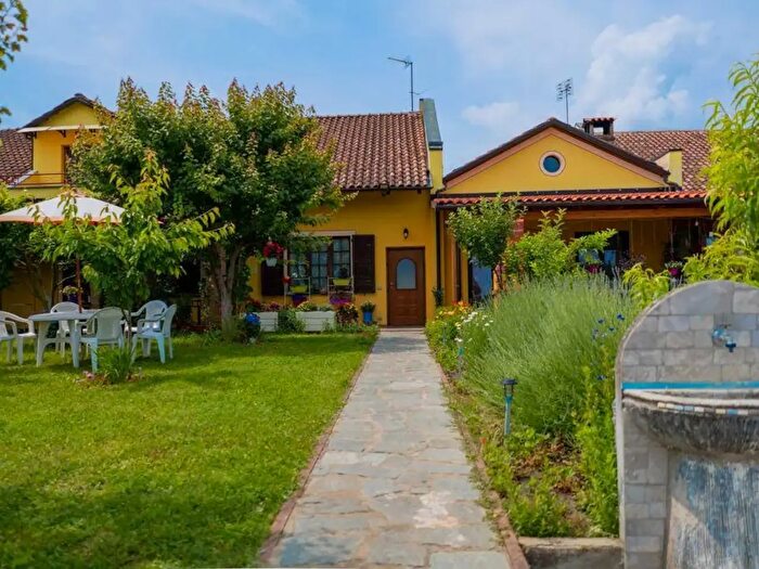 Casa con 11 locali in vendita in Strada Bochetto, Quargnento