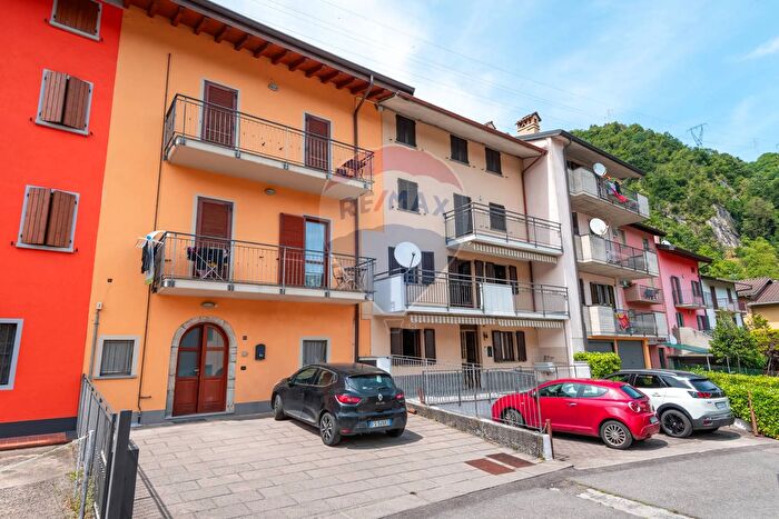 Appartamento con 7 locali in vendita in Via Inzogno, Zogno