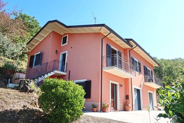 Casa con 8 locali in vendita in Fivizzano