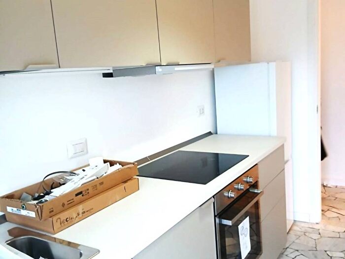 Appartamento trilocale in affitto in Via Antonio Panizzi, Lorenteggio, Milano