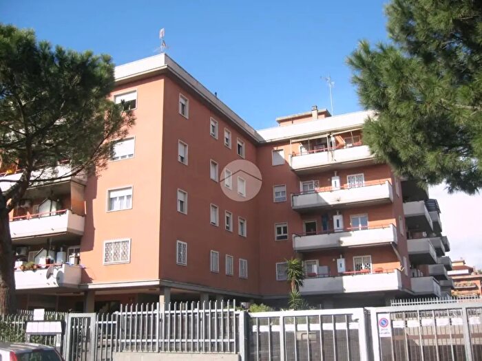 Appartamento trilocale in affitto in Via degli Orafi, Roma