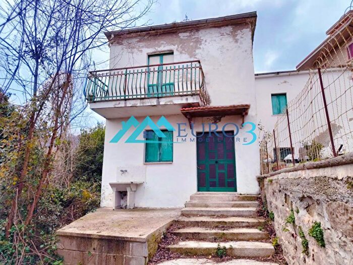 Casa con 12 locali in vendita in Frazione Capodipiano, Venarotta