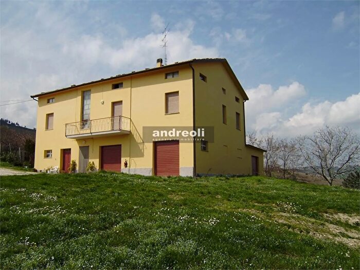 Casa con 7 locali in vendita in Staffolo