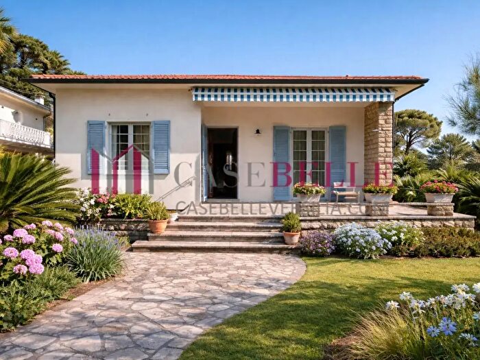 Casa con 5 locali in vendita in Camaiore