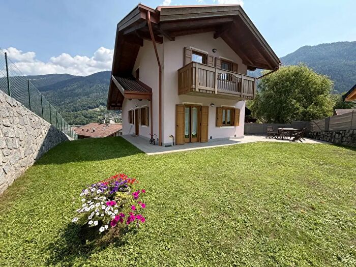 Casa con 5 locali in vendita in Via Acquedotto B, Strembo