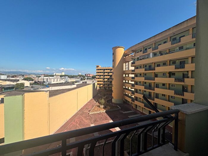 Appartamento trilocale in vendita in Via Poma, Pomezia