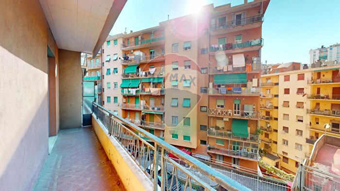 Appartamento con 5 locali in vendita in Via dei Platani, Genova