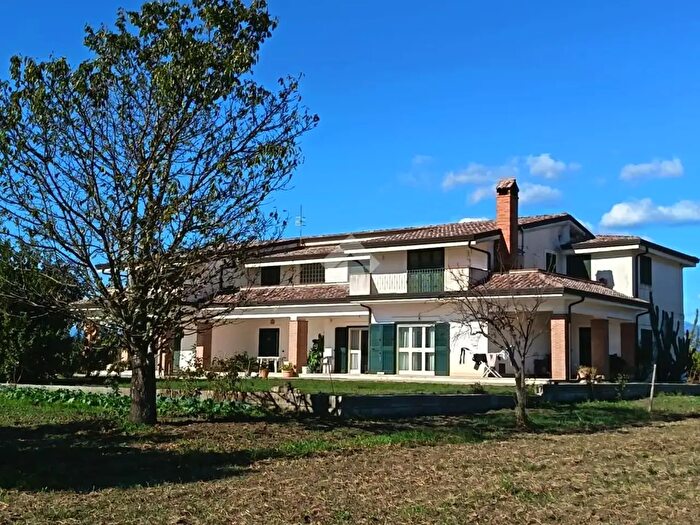 Casa con 12 locali in vendita in Via Lanzi, Dugenta