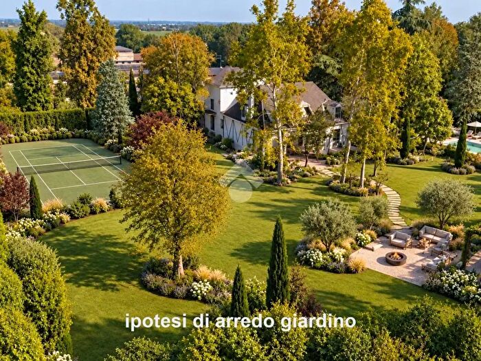 Casa con 10 locali in vendita in Strada Bassa dei Folli, Parma