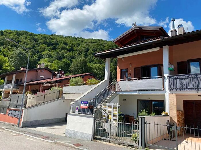 Casa con 6 locali in vendita in Lavena Ponte Tresa