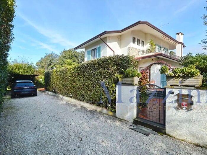 Casa con 13 locali in vendita in Via Volta, Forte Dei Marmi