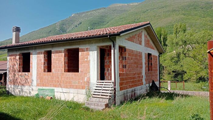 Casa con 6 locali in vendita in Frazione Campodonico, Fabriano