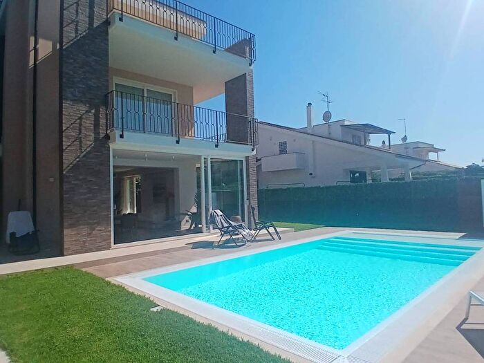 Casa quadrilocale in affitto in Via Bonaria, Fregene, Fiumicino