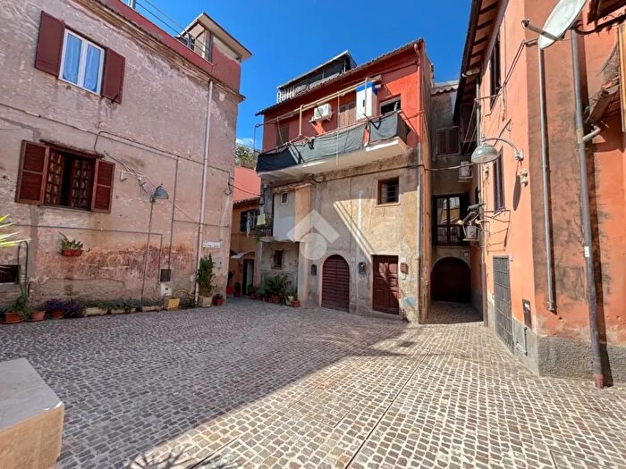 Appartamento trilocale in vendita in Piazza Santi Filippo E Giacomo, Lanuvio