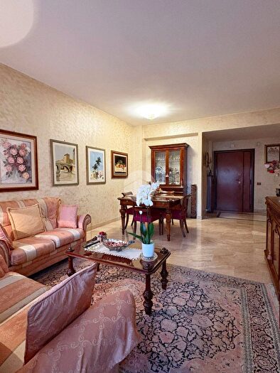 Appartamento trilocale in vendita in Via Pisino, Roma