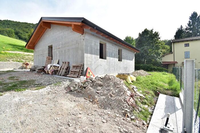 Casa trilocale in vendita in Via Giovanni Battilochi, Calestano