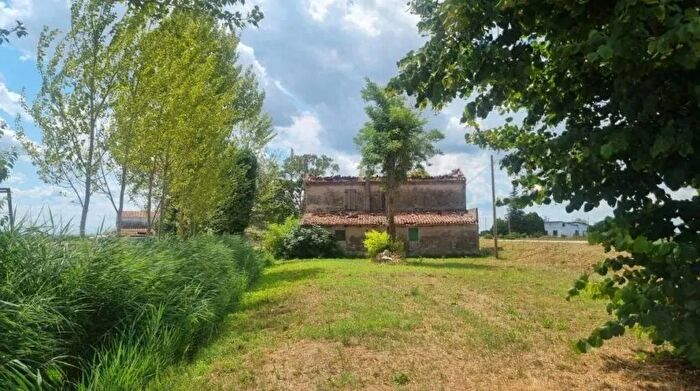 Casa quadrilocale in vendita in Via Argine Cagnetto Bondeno Ferrara, Bondeno